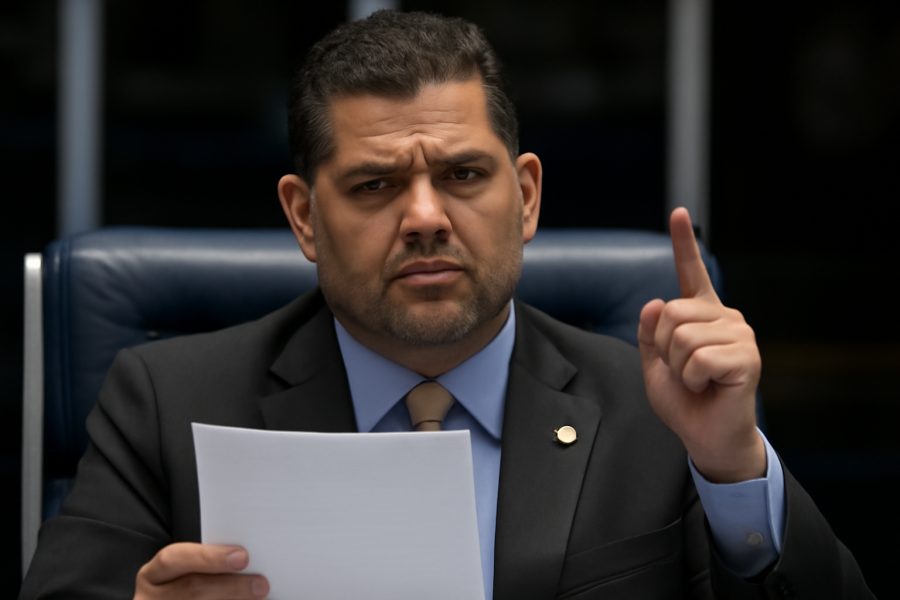 Alcolumbre sugere impeachment de Mendonça se processo contra Moraes avançar