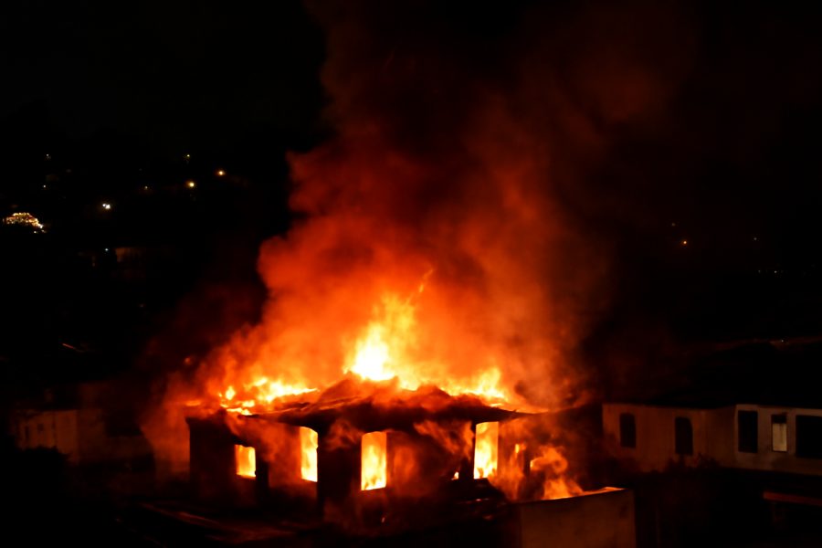 Incêndio em Teresópolis: residência é destruída na madrugada