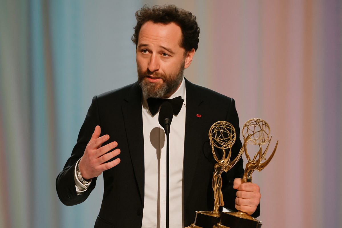 Matthew Rhys faz história com duas vitórias no Emmy 2026