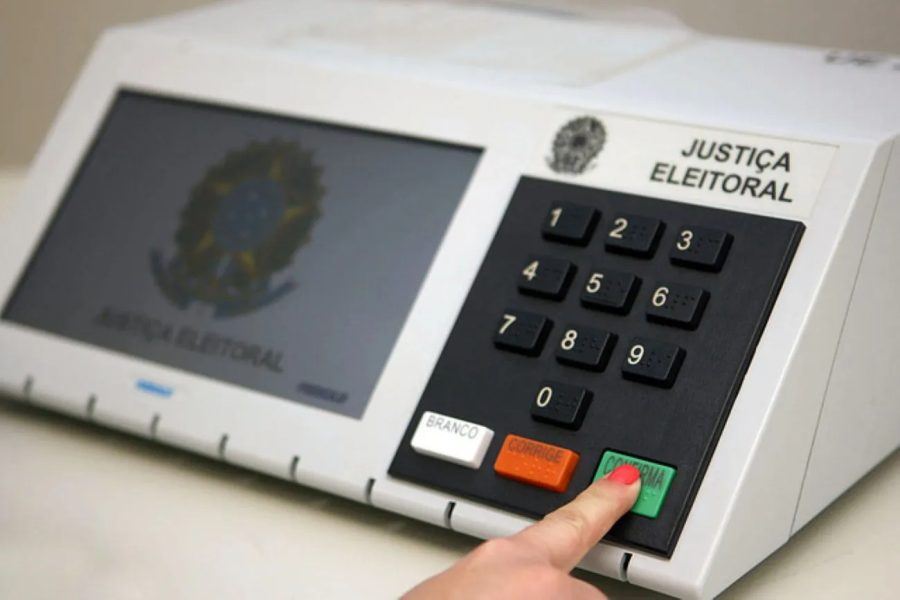 TSE forma maioria para aprovar registros de candidatura de Lula, Flávio Bolsonaro e Romeu Zema